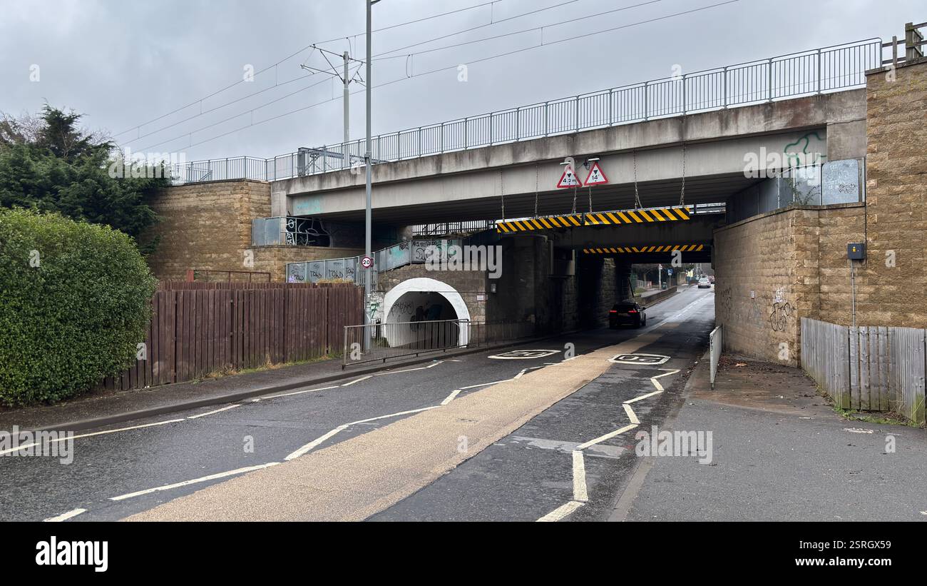 Ponte ferroviario su una strada nel mezzo della città di Edimburgo. Architettura urbana grungy. Moderna e brutale struttura in cemento. Trasporto. - Immagine stock catturata con smartphone