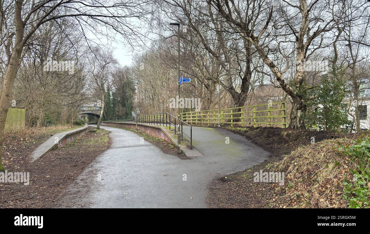 Vecchia stazione ferroviaria di Pinkhill percorso ciclabile per il centro di Edimburgo. Vecchia ferrovia abbandonata. Sentiero pubblico. Foto Stock