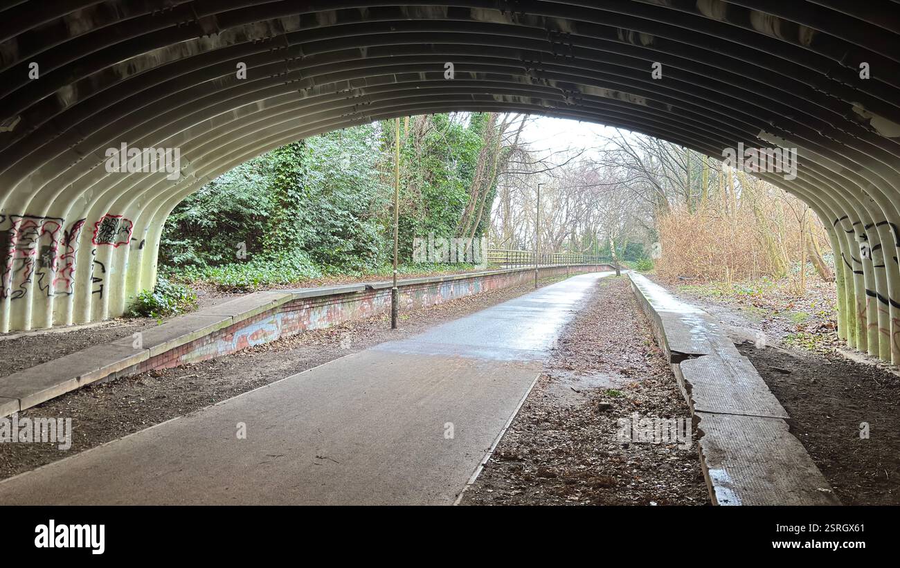 Vecchia stazione ferroviaria di Pinkhill percorso ciclabile per il centro di Edimburgo. Vecchia ferrovia abbandonata. Sentiero pubblico. Foto Stock