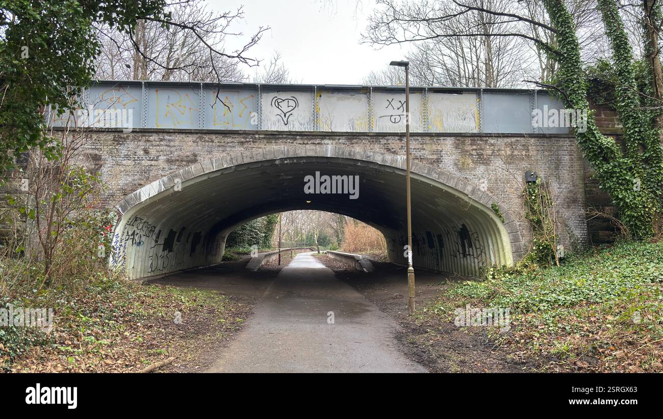 Vecchia stazione ferroviaria di Pinkhill percorso ciclabile per il centro di Edimburgo. Vecchia ferrovia abbandonata. Sentiero pubblico. Foto Stock
