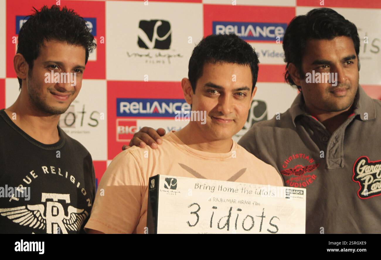 Attori indiani di Bollywood Sharman JoshiAamir Kha Center R Madhavan posa fotografi DVD lancio del film '3 idioti' Mumbai Foto Stock