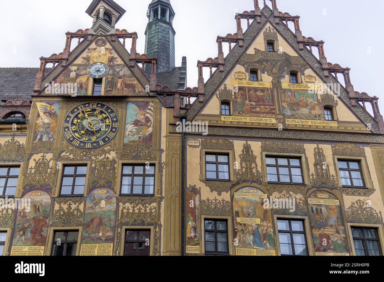 Facciata dipinta e orologio astronomico del Municipio di Ulma del XV secolo, Ulma, Svevia Alb, Baden-Wuerttemberg, Germania, Europa Foto Stock