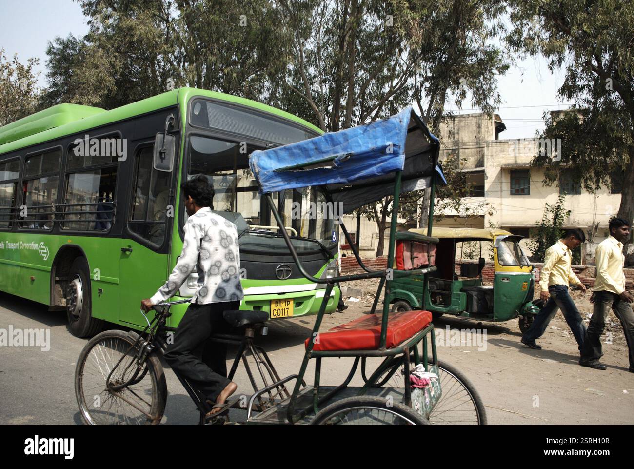 Pedala in risciò auto e autobus di Delhi, Delhi, India, Asia Foto Stock