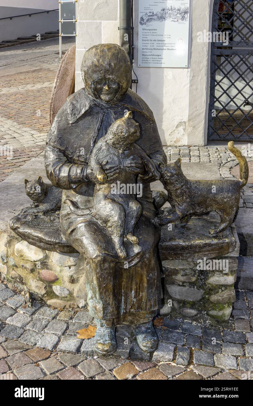 Scultura di Maria Neff dell'artista Eggenfelden Joseph Michael Neustifter di fronte al museo di storia locale e al museo del formaggio di Eselbergstrasse Foto Stock