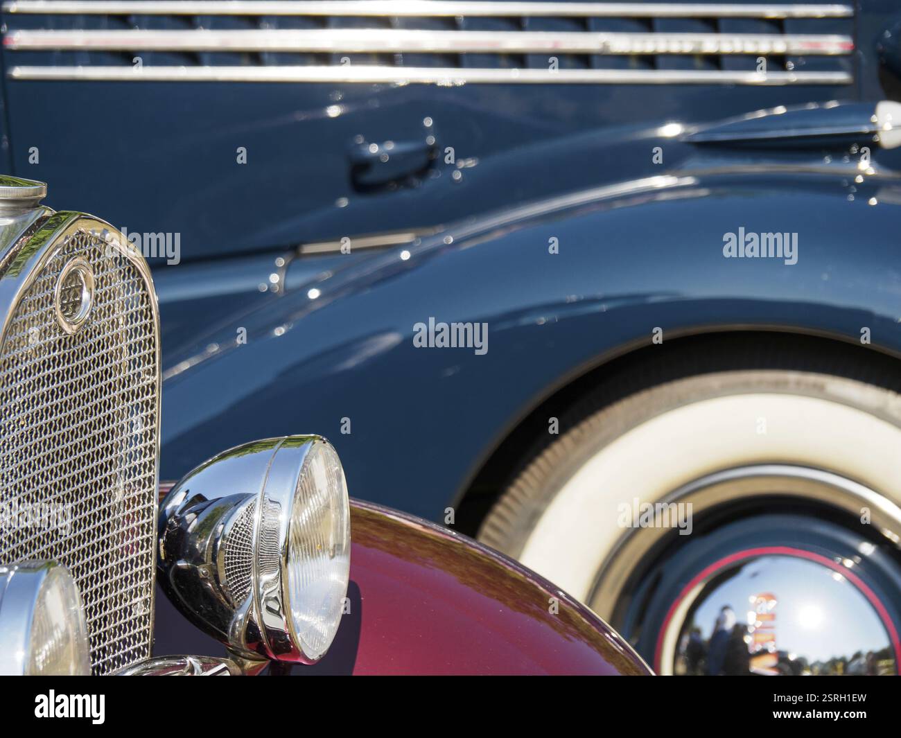 Auto d'epoca blu con dettagli cromati e accenti rossi, elegante al sole, Bocholt, Muensterland, Germania, Europa Foto Stock