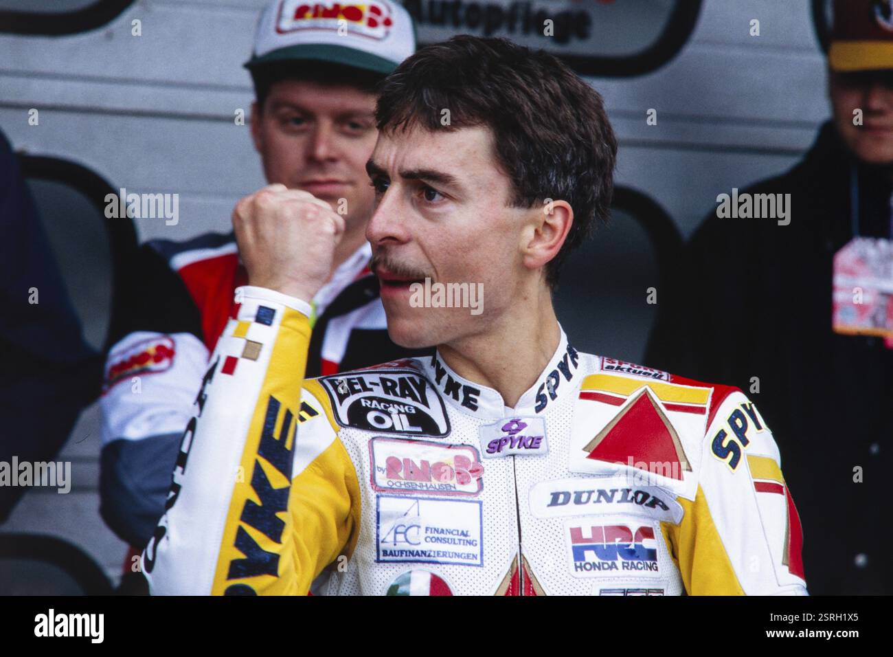 Dirk Raudies (DEU), pugno vincitore, Campionato del mondo motociclistico, Honda 125 gialla, vincitore del GP di Germania, Hockenheimring, 12 giugno 1994 Foto Stock