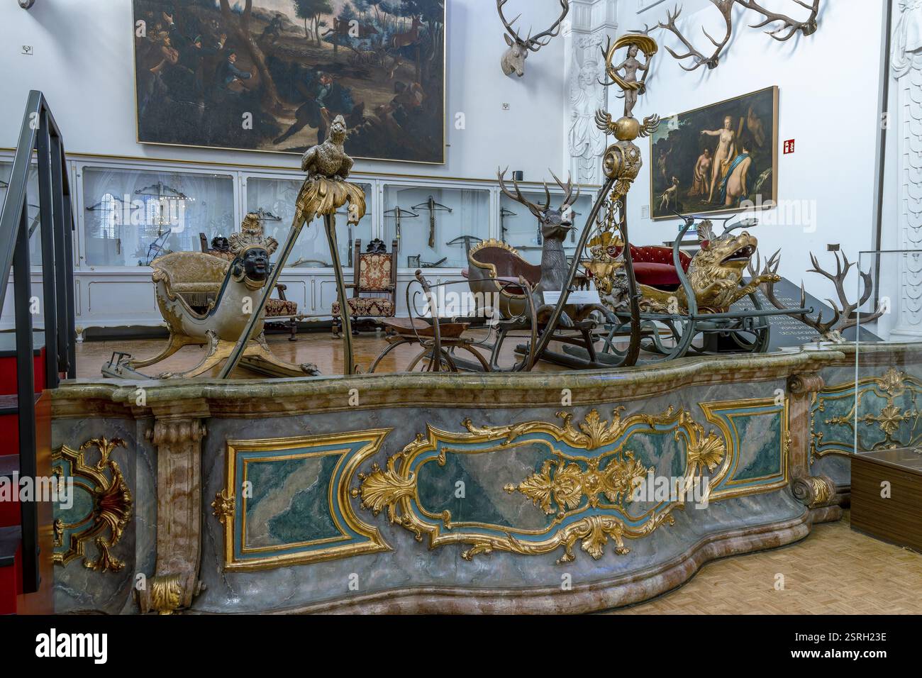 Mostre di caccia e slitte da neve al Museo tedesco della caccia e della pesca, Monaco, alta Baviera, Baviera, Germania, Europa Foto Stock