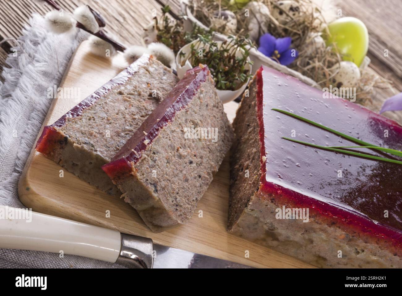 Purifica la torta con funghi e mirtilli rossi selvatici Foto Stock