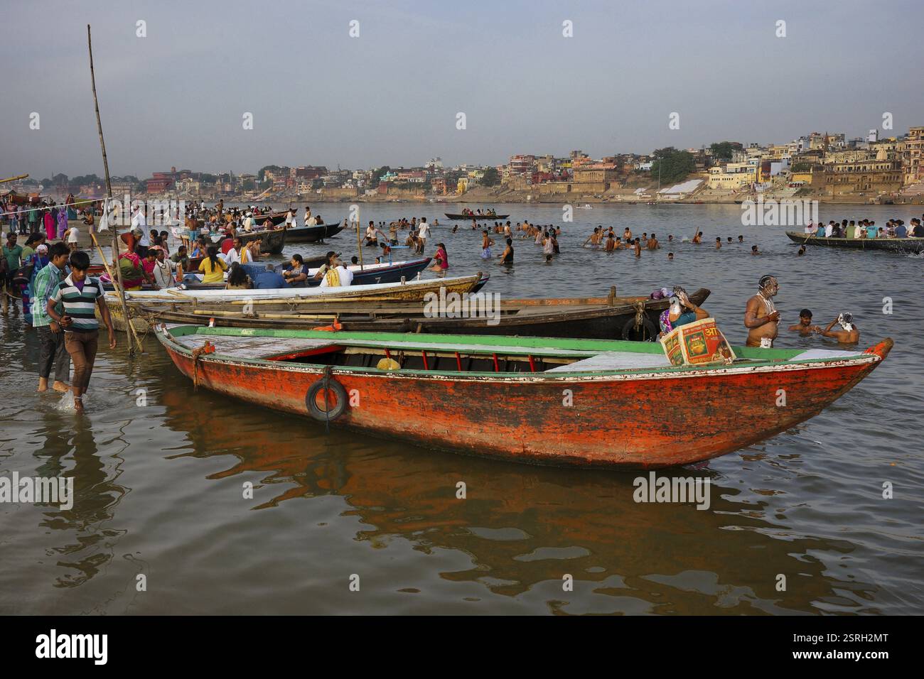 Pellegrini tenendo santo bagno di immersione, Varanasi, Uttar Pradesh, India, Asia Foto Stock