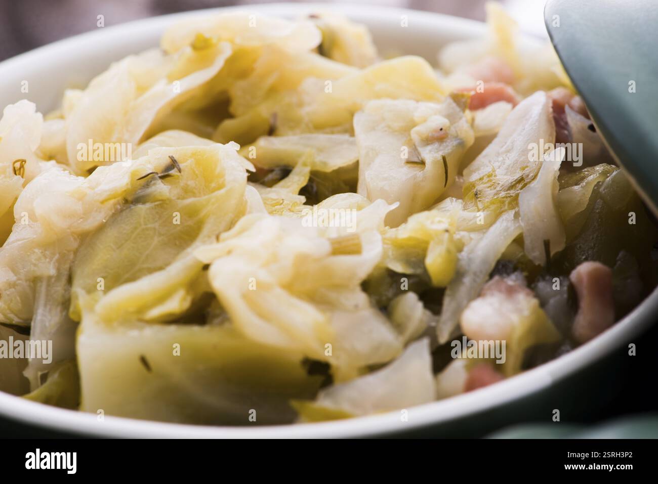 Stufato di cavolo bianco e pancetta. Verdure, sfondo Foto Stock