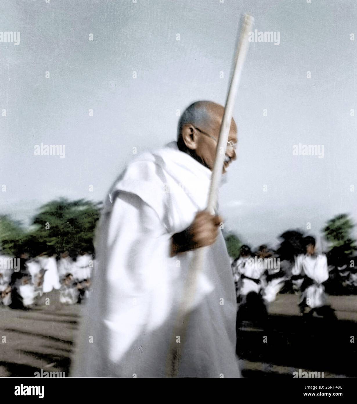 Mahatma Gandhi Visiting Village dopo le rivolte musulmane indù, Bengala orientale, India, Asia, novembre 1946, Asia Foto Stock