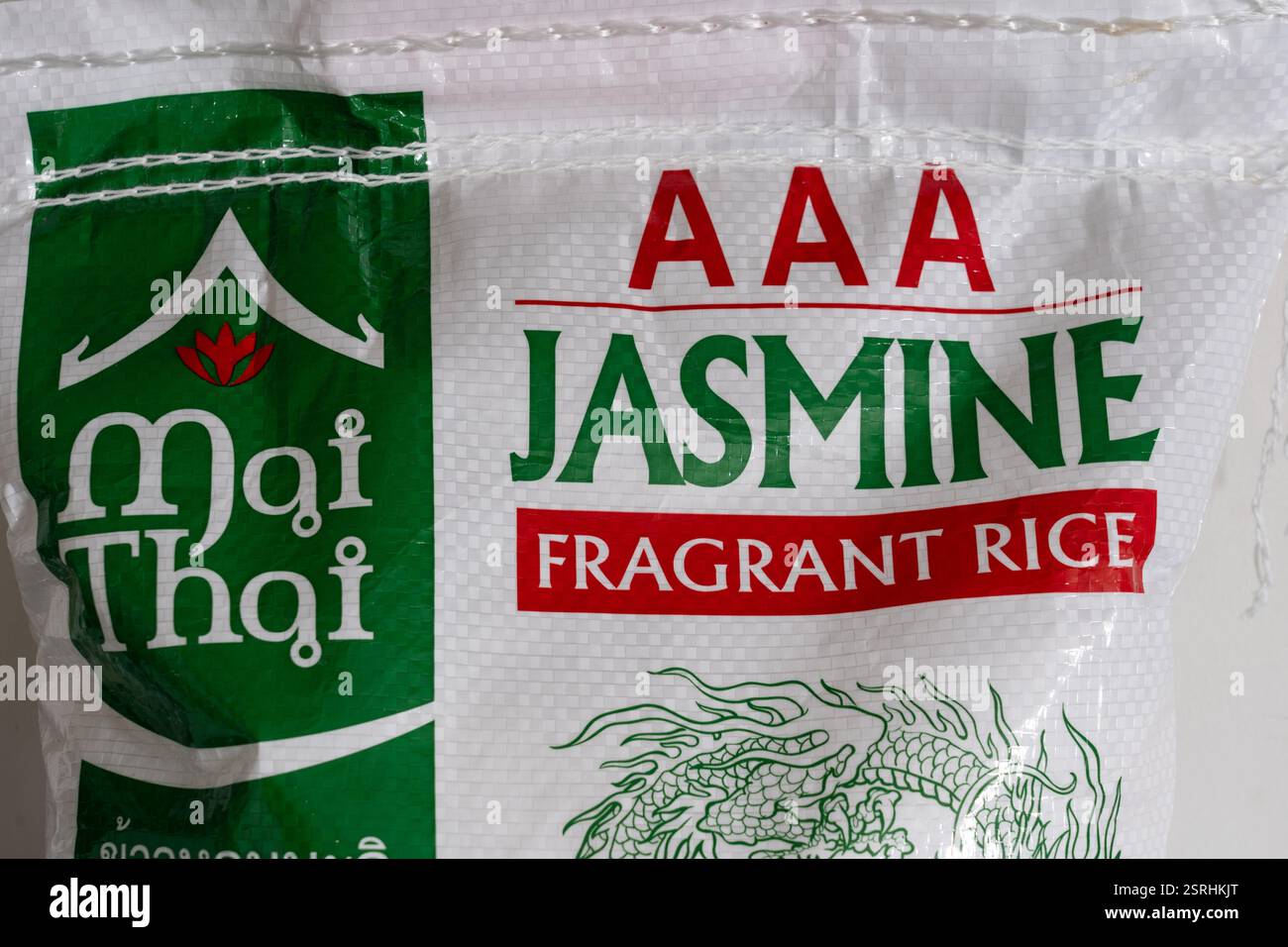 Un grande pacchetto di 5 kg di riso fragrante mai Thai AAA Jasmine in una cucina inglese. È una varietà a grani lunghi comunemente usata nella cucina del sud-est asiatico Foto Stock