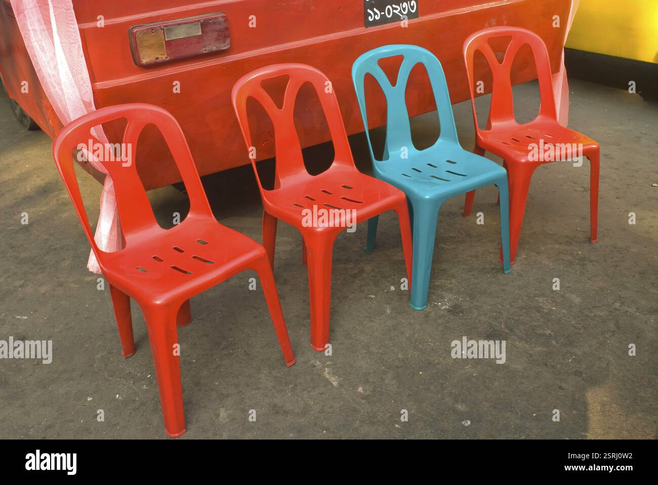 Sedie per sedersi all'esterno della banchina di cibo vicino al Museo Nazionale, Dacca, Bangladesh, Asia Foto Stock
