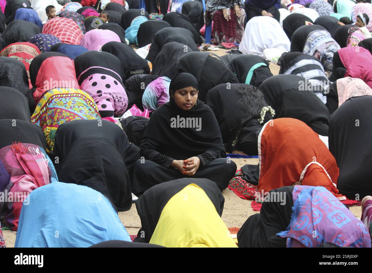 Le donne musulmane offrono la preghiera come si celebra l'Eid al-Adha o festival di sacrificio, al Don Bosco School motivi a Chennai Foto Stock