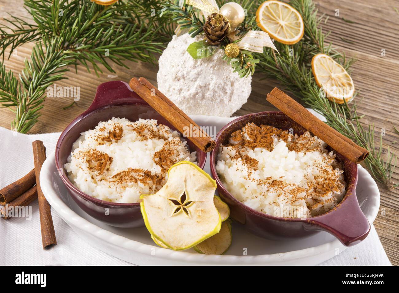 Latte di riso con cannella e salsa di mele Foto Stock