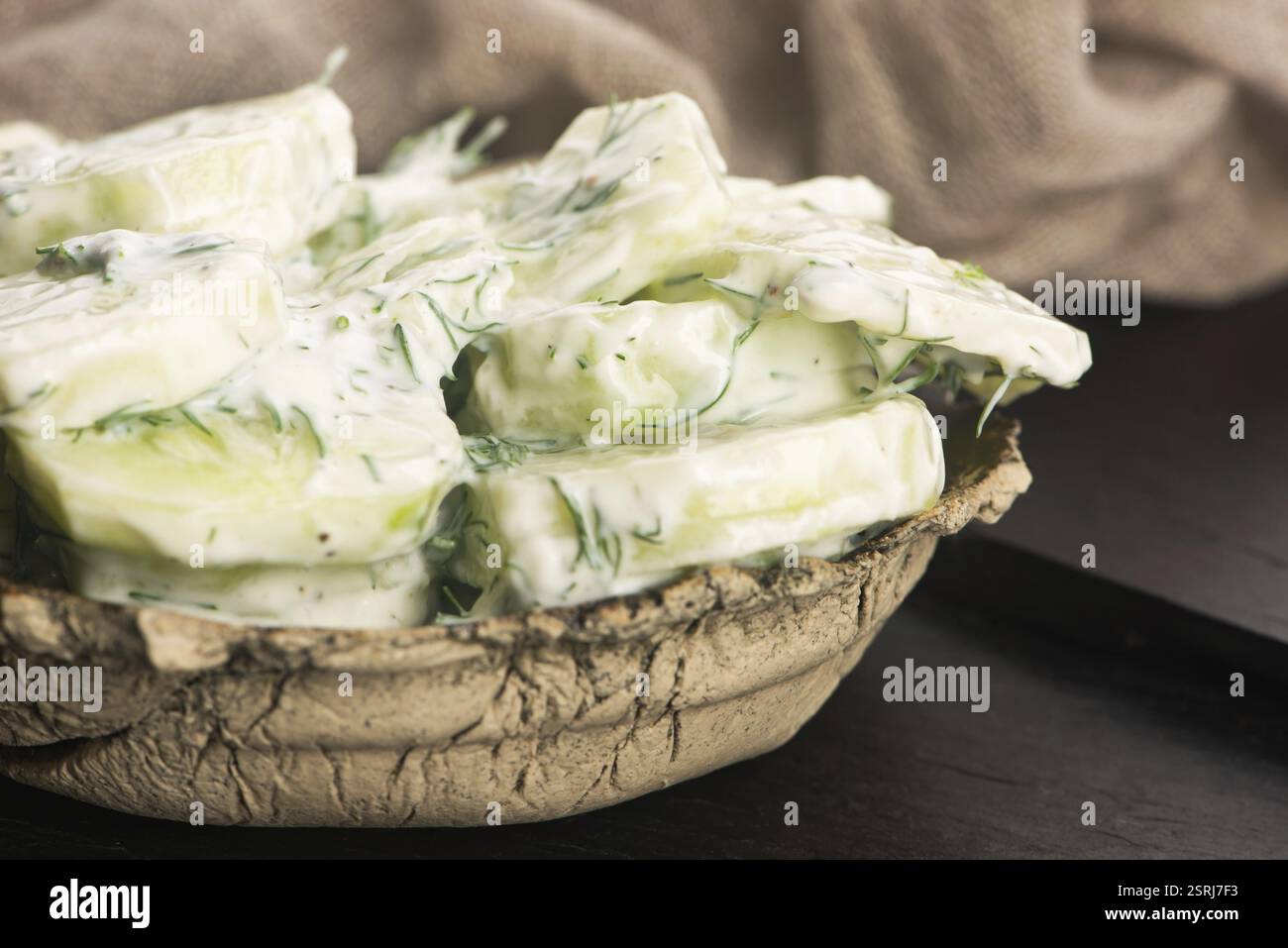 Insalata di cetrioli con panna acida e aneto Foto Stock