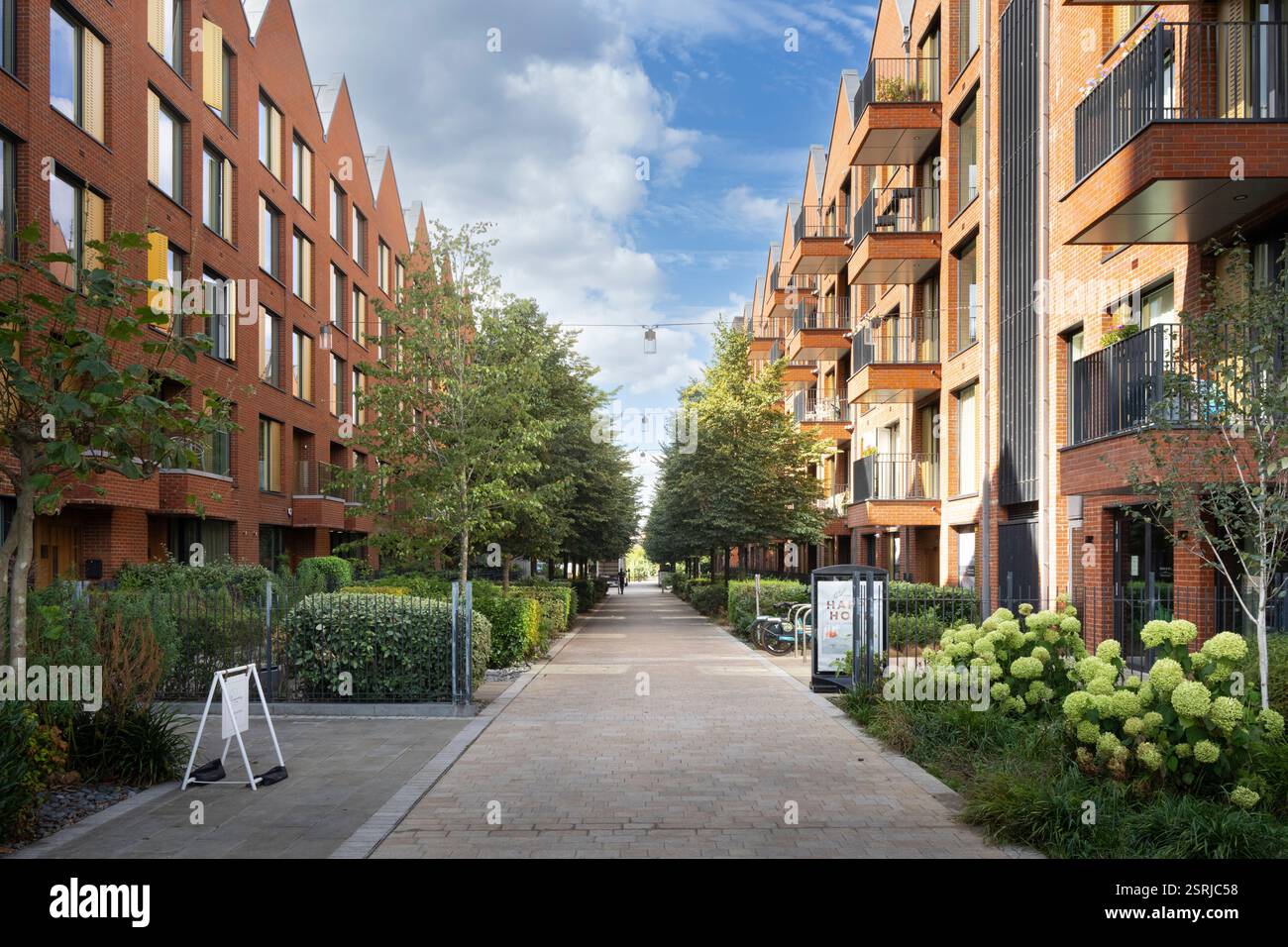 Riverstone Fulham, villaggio di riposo. Alberi e giardini fiancheggiano il percorso. Foto Stock