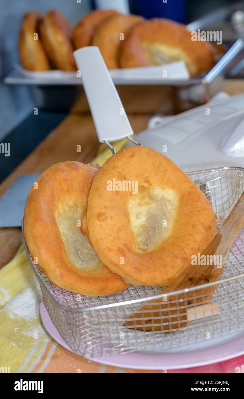 Biscotti di strutto da forno, una specialità bavarese chiamata Ausgezogene Foto Stock