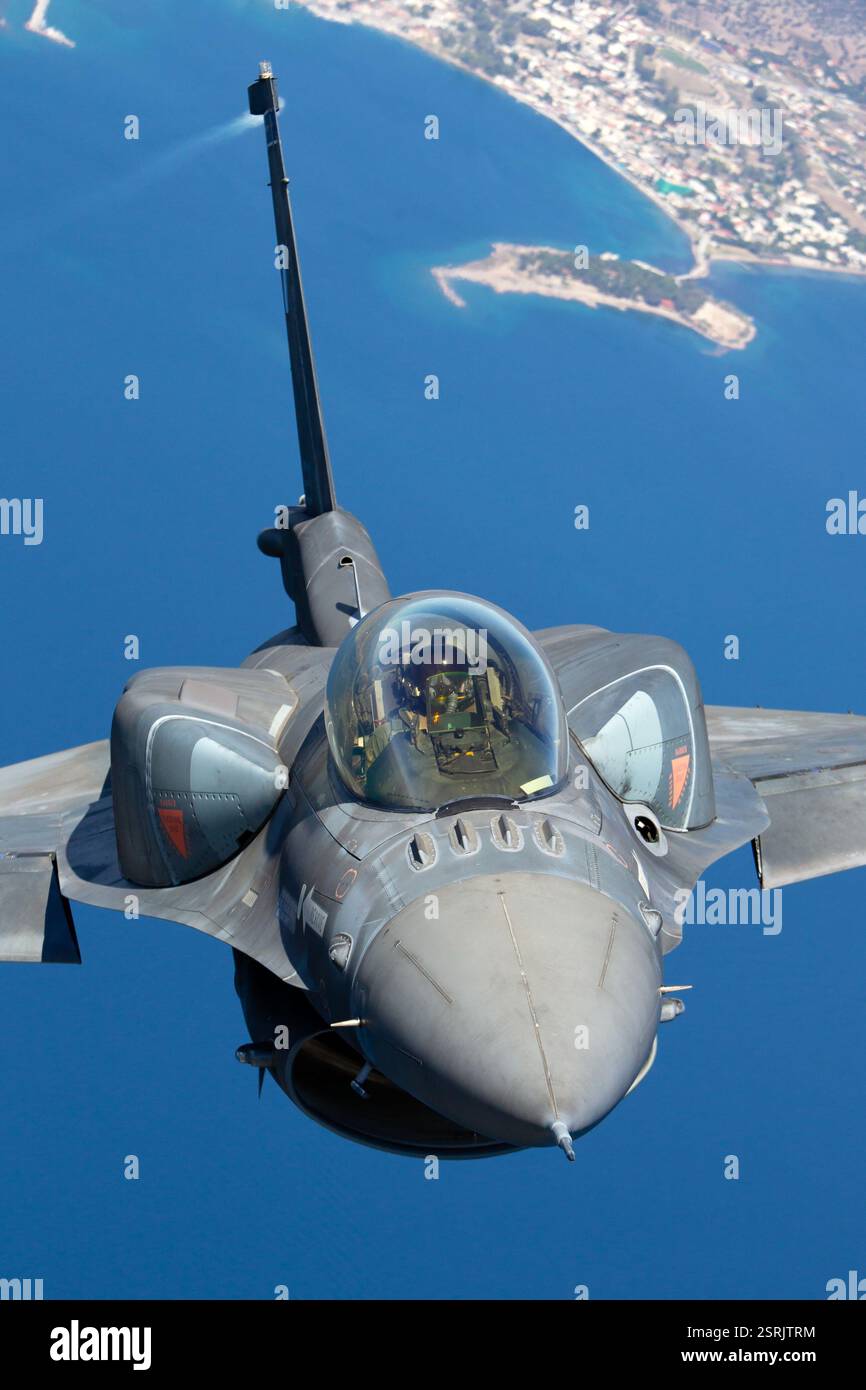 Caccia Hellenic Air Force F-16D Block 52+ Viper in volo, dotato di un motore Pratt & Whitney F100-PW 229 con una spinta di 29.100 libbre. Foto Stock