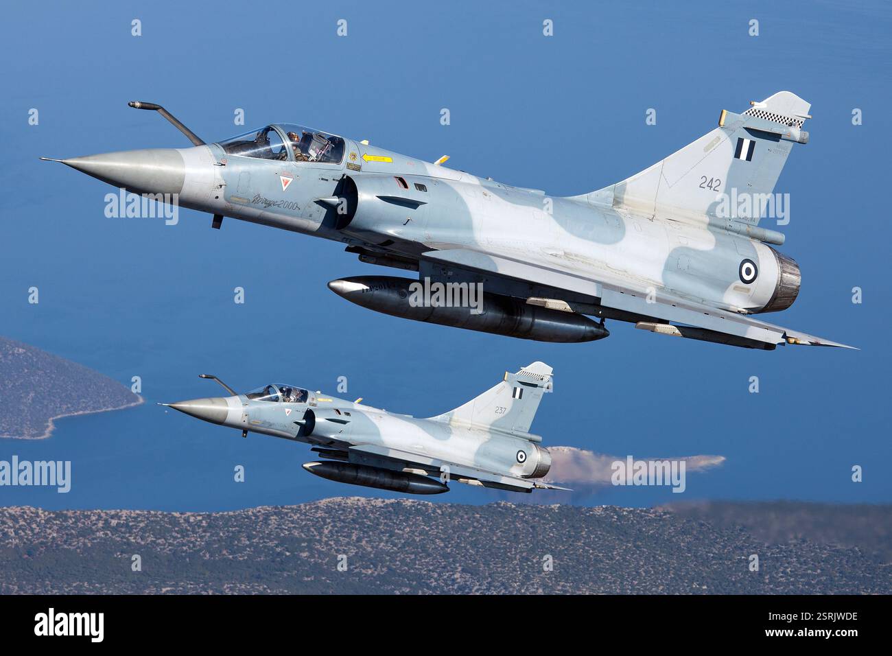 Hellenic Air Force Mirage 2000 esegue manovre tattiche. Design con ali Delta per un'agilità superiore nei combattimenti aerei. Foto Stock
