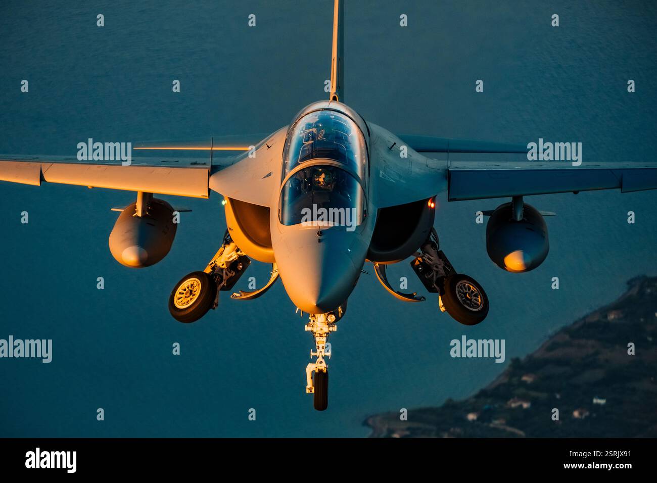 Aeronautica militare M-346: Addestratore bimotore a getto, velocità massima 1.092 km/h, progettato per l'addestramento avanzato dei piloti e la preparazione al combattimento. Foto Stock