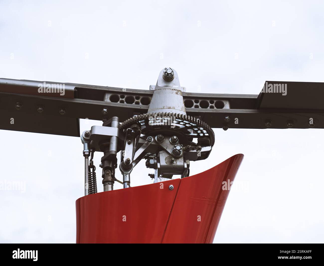 Primo piano di un complessivo rotore di coda dell'elicottero che mostra dettagli meccanici, ingranaggi e bulloni. I componenti ingegneristici evidenziano la tecnologia aeronautica Foto Stock