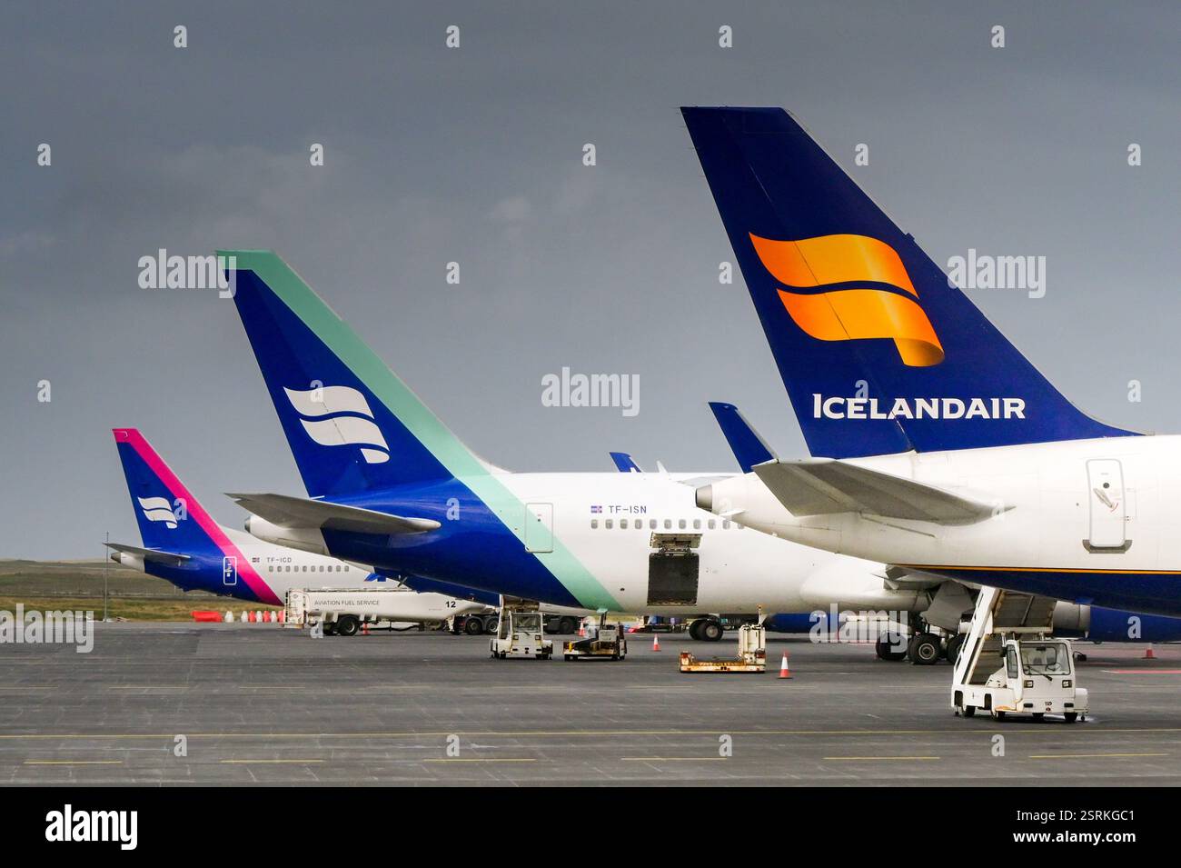 Keflavik, Islanda - 1o settembre 2024: Fila di pinne di coda di aeromobili operati da Icelandair all'aeroporto di Keflavik. Foto Stock