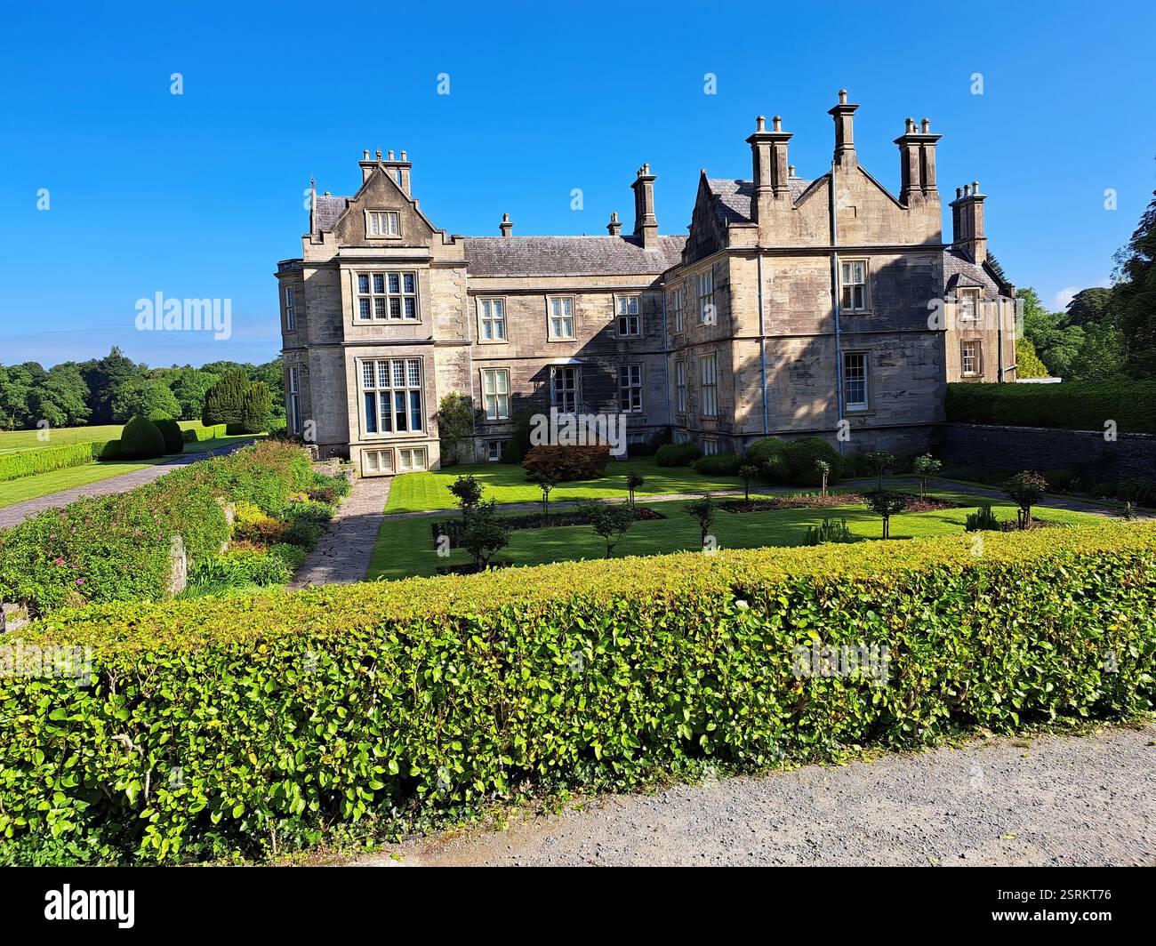 Il Muckross House si trova sulla piccola penisola di Muckross tra il lago Muckross e Lough Leane, due dei laghi di Killarney, a 6 chilometri dal lago Foto Stock