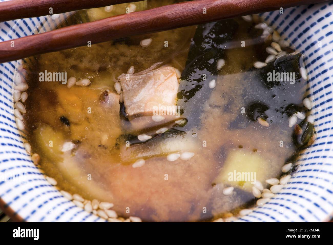 Zuppa di miso giapponese con tofu, funghi e salmone Foto Stock