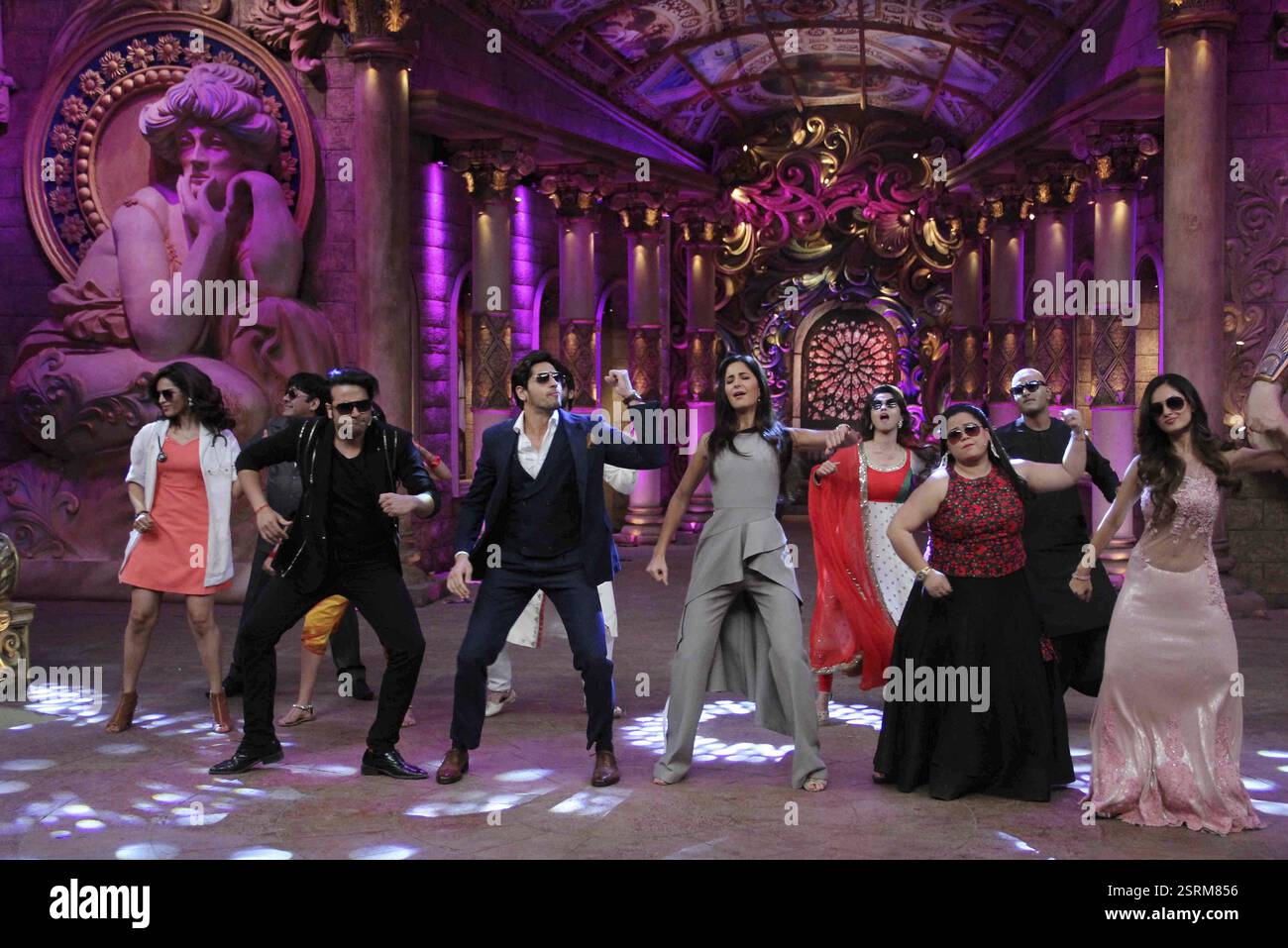 Gli attori di Bollywood Sidharth Malhotra Katrina Kaif comici Krishna Abhishek Monica Singh film promozione Baar Baar Dekho Mumbai Foto Stock