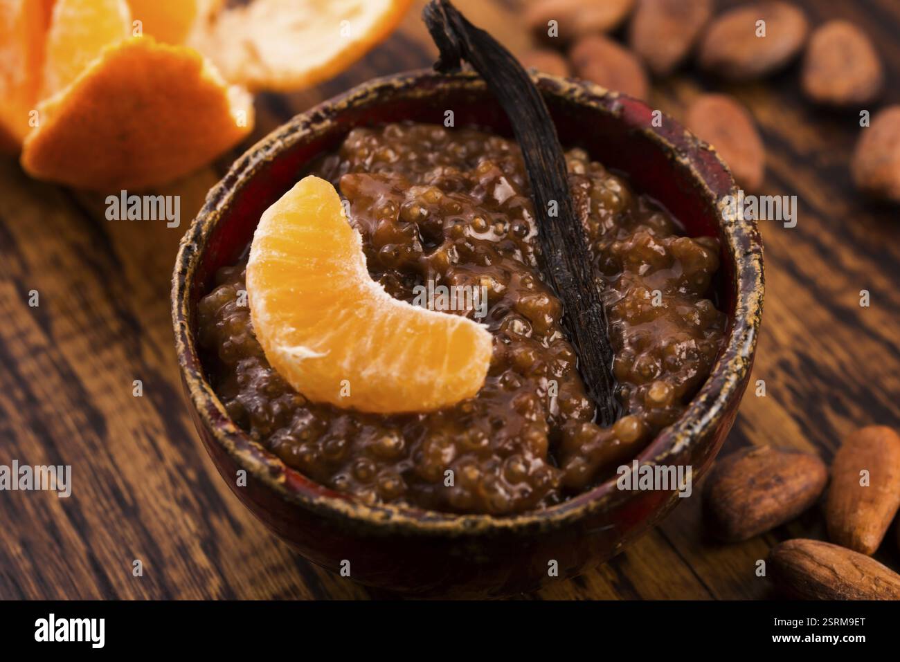 Una tazza di cioccolato budino di tapioca con frutti Foto Stock