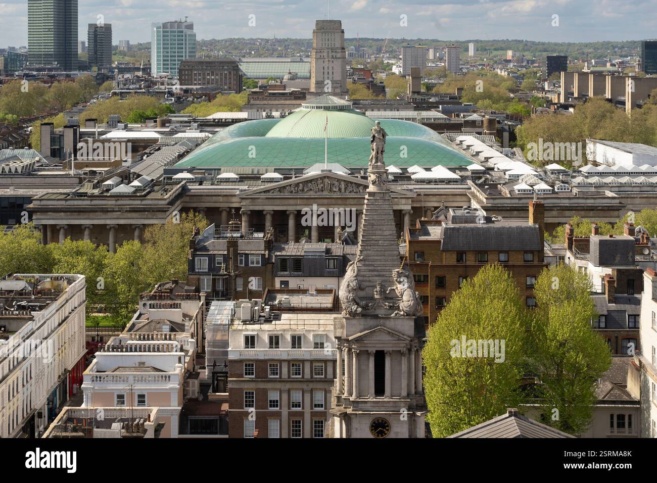Vista dall'alto del British Museum (e degli edifici circostanti) a Londra, Inghilterra. L'iconico tetto in vetro verde è prominente. Foto Stock