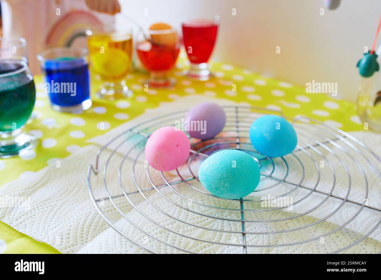Utilizzare coloranti per colorare le uova di Pasqua a casa. Dipingere uova colorate per la caccia di Pasqua. Preparatevi per la festa di Pasqua. Tradizioni di famiglia. Foto Stock