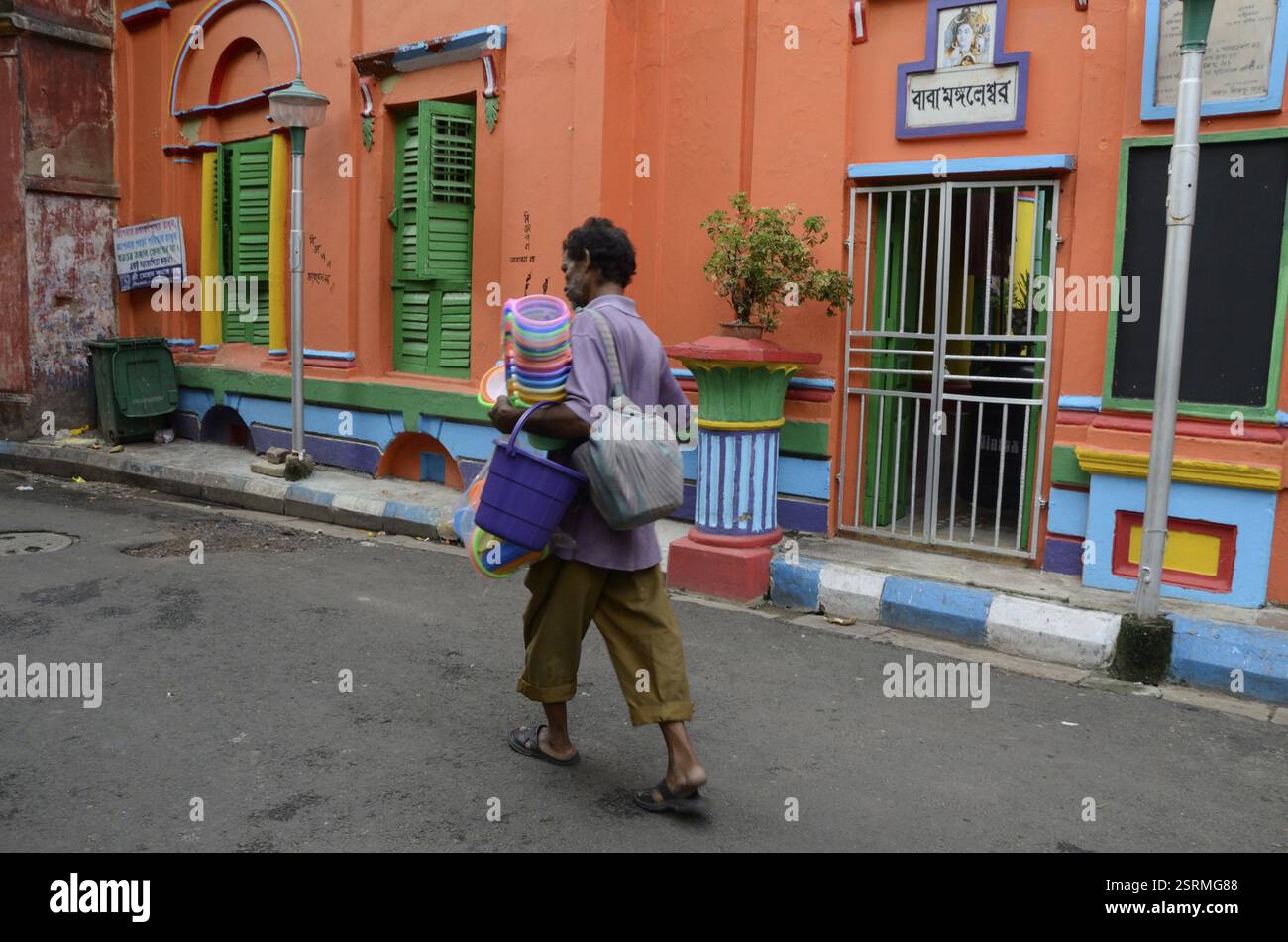 Venditori che camminano in una stradina stretta, Kolkata, Bengala Occidentale, India, Asia Foto Stock