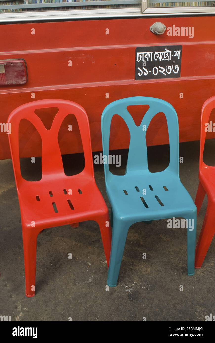 Sedie per sedersi all'esterno della banchina di cibo vicino al Museo Nazionale, Dacca, Bangladesh, Asia Foto Stock