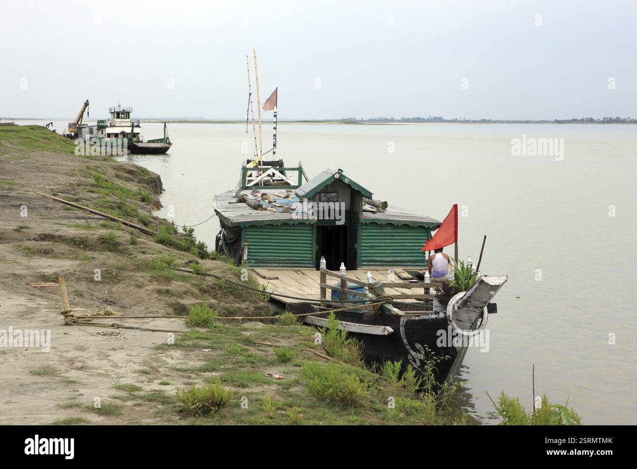 Servizio di traghetto sul fiume brahmaputra dal jorhat all'isola Majuli, Assam, India, Asia Foto Stock