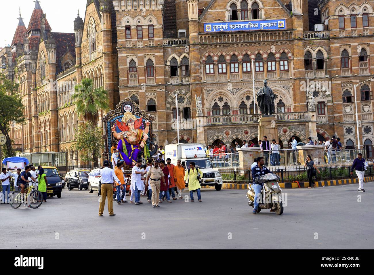 Signore idolo Ganpati processione, Ganesha festival, Chhatrapati Shivaji Maharaj Terminus, Mumbai, Maharashtra, India, Asia Foto Stock
