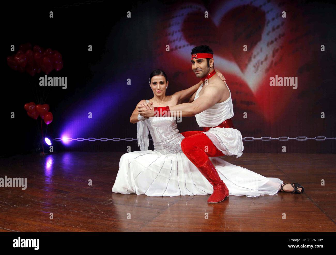 Bollywood coreografo Sandip Soparrkar e modello Alesia Raut pone prima della loro dance drama Tata Theatre NCPA Mumbai Foto Stock