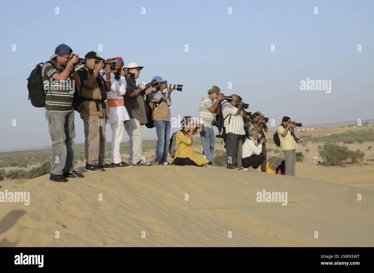Fotografi con macchine fotografiche, deserto Khuri, Jaisalmer, Rajasthan, India, Asia Foto Stock
