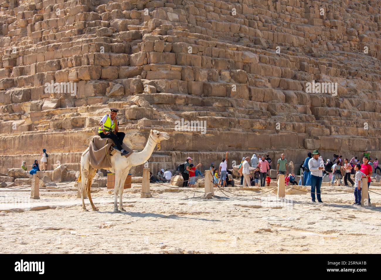 18.1.24 Giza, Egitto: Visite turistiche e foto della grande Piramide di Giza, Egitto Foto Stock
