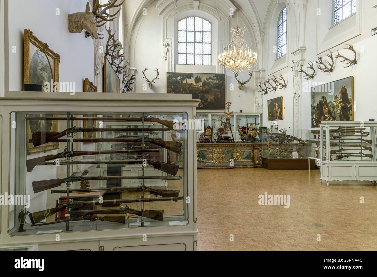 Fucili da caccia antichi e trofei di caccia nel Museo tedesco della caccia e della pesca, Monaco, alta Baviera, Baviera, Germania, Europa Foto Stock