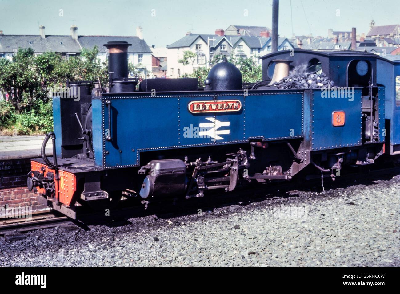 British Rail vale of Rheidol Railway Locomotive No. 8 Llywelyn, in livrea blu British Rail nazionalizzata nel 1975. Ferrovia a scartamento ridotto ad Aberystwyth, Ceredigion, Galles, Regno Unito Foto Stock