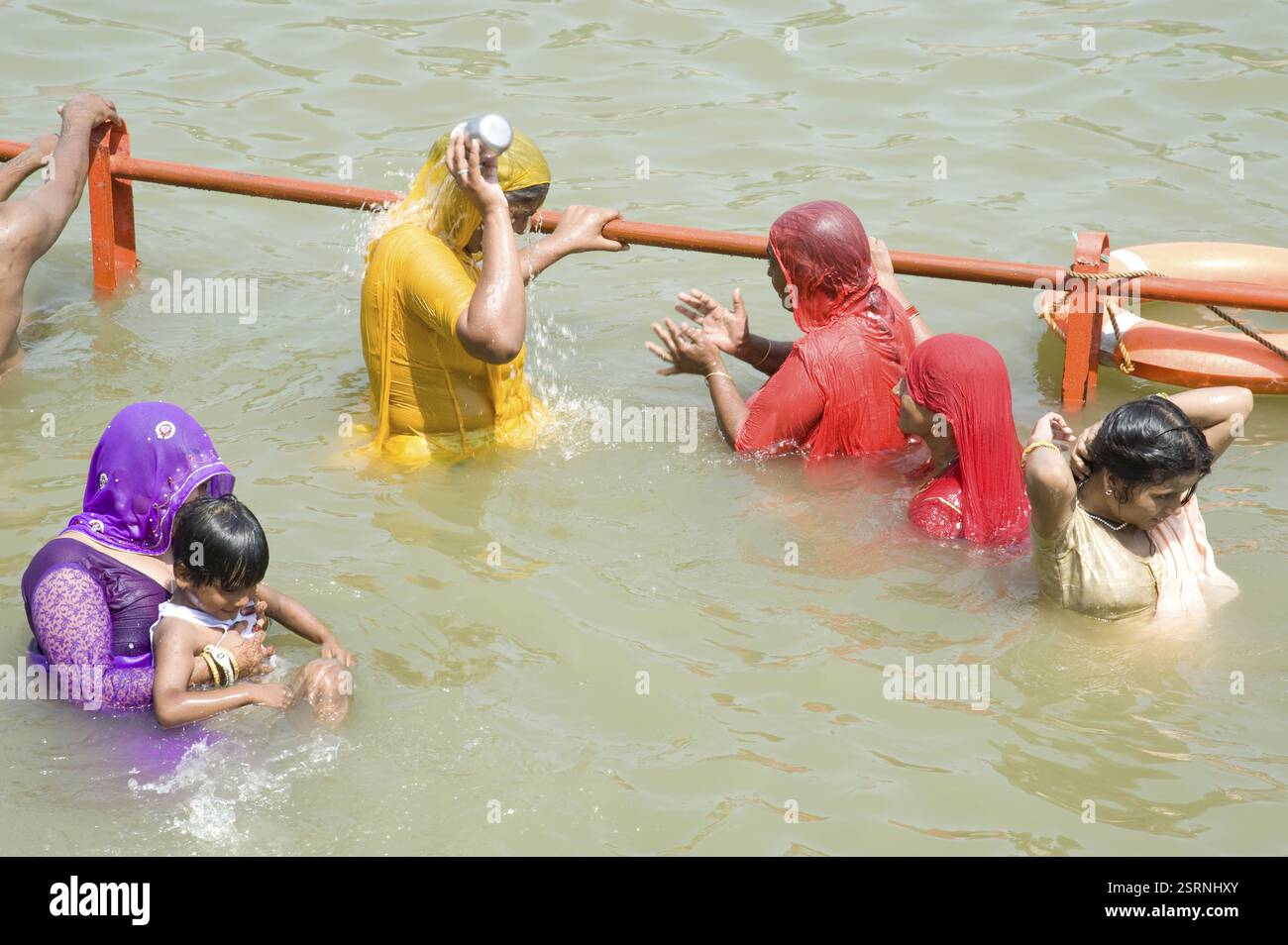 Pellegrini tenendo santo tuffo nel fiume kshipra, Ujjain, Madhya Pradesh, India, Asia Foto Stock