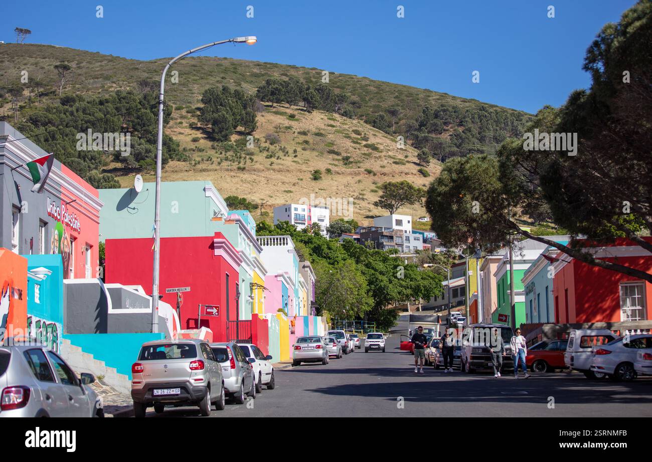 30 ottobre 2024. Sudafrica. Quartiere di Bo-Kaap a città del Capo, case dai colori vivaci Foto Stock