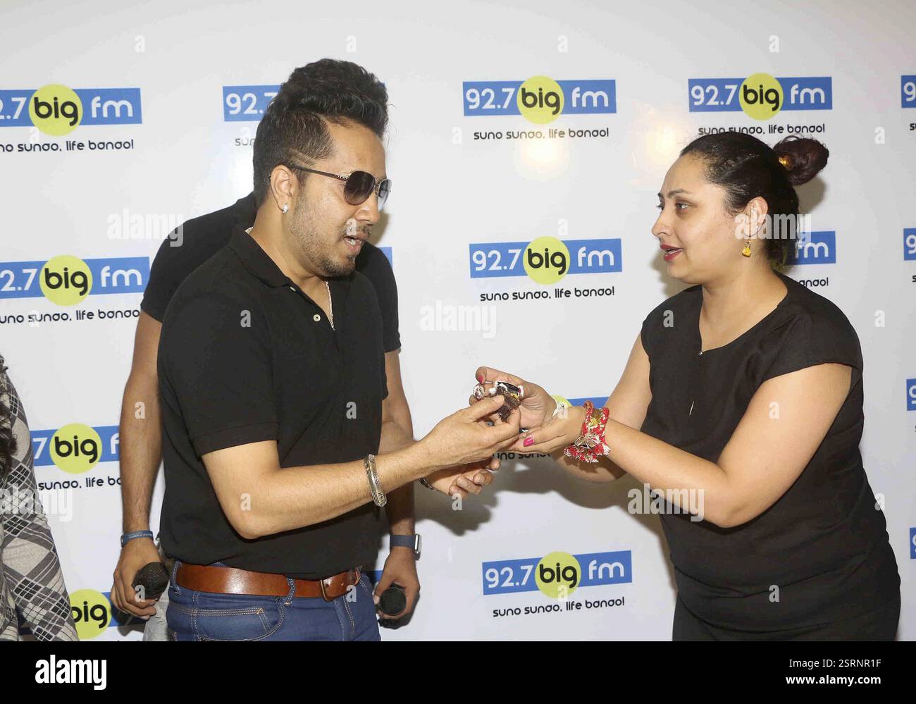 Bollywood cantante Mika Singh durante un incontro e saluto sessione al 92,7 BIG FM per il suo nuovo singolo rilasciato Chhorin Mumba Foto Stock