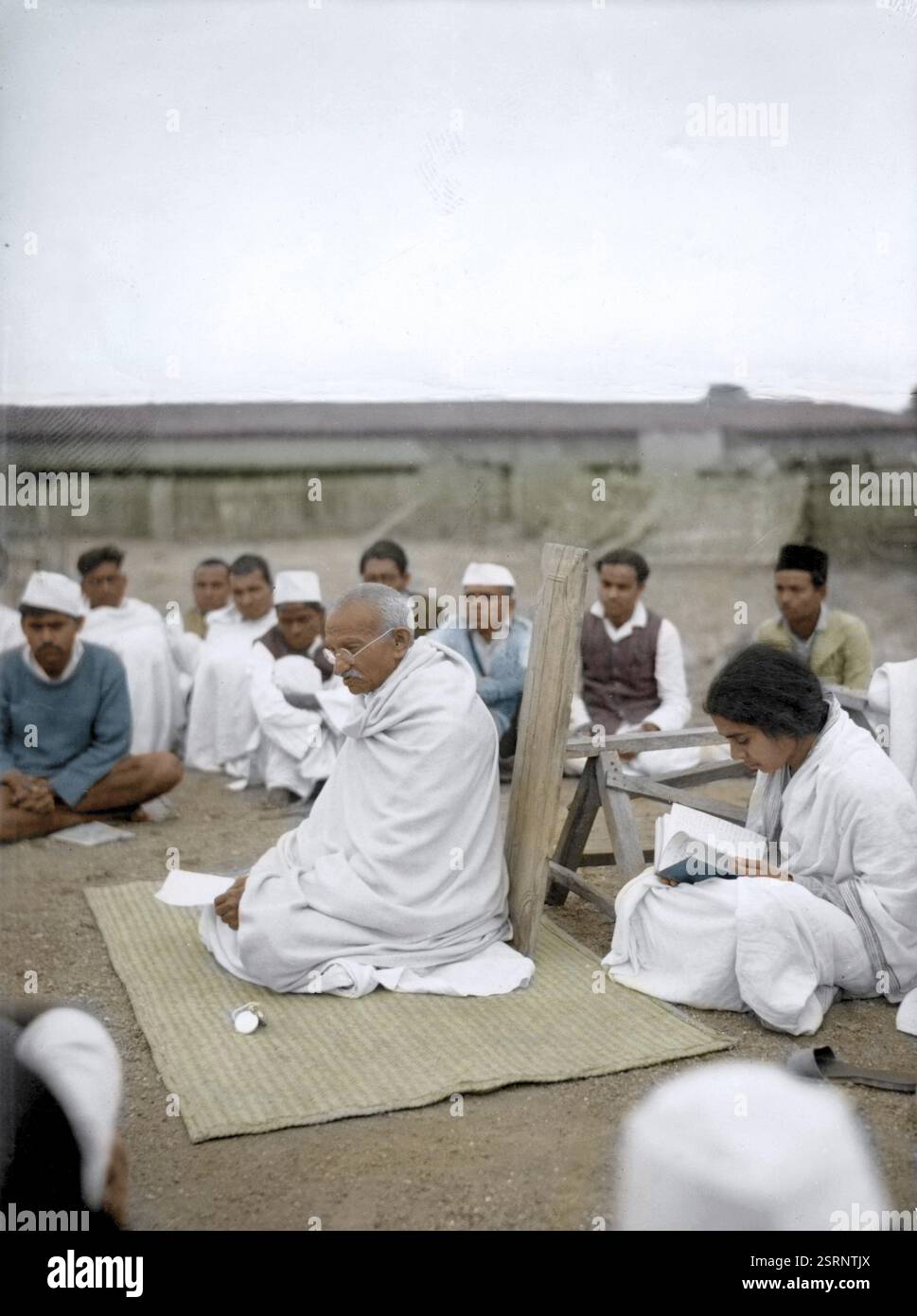 Mahatma Gandhi che parla ai lavoratori di Sarvodaya, Wardha, Maharashtra, India, Asia, 1939, Asia Foto Stock