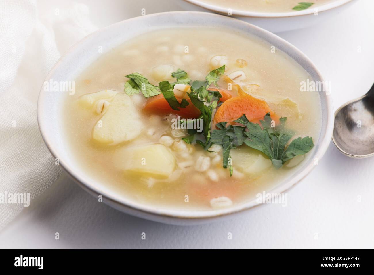 Zuppa di orzo, orzo perlato in ciotola bianca Foto Stock