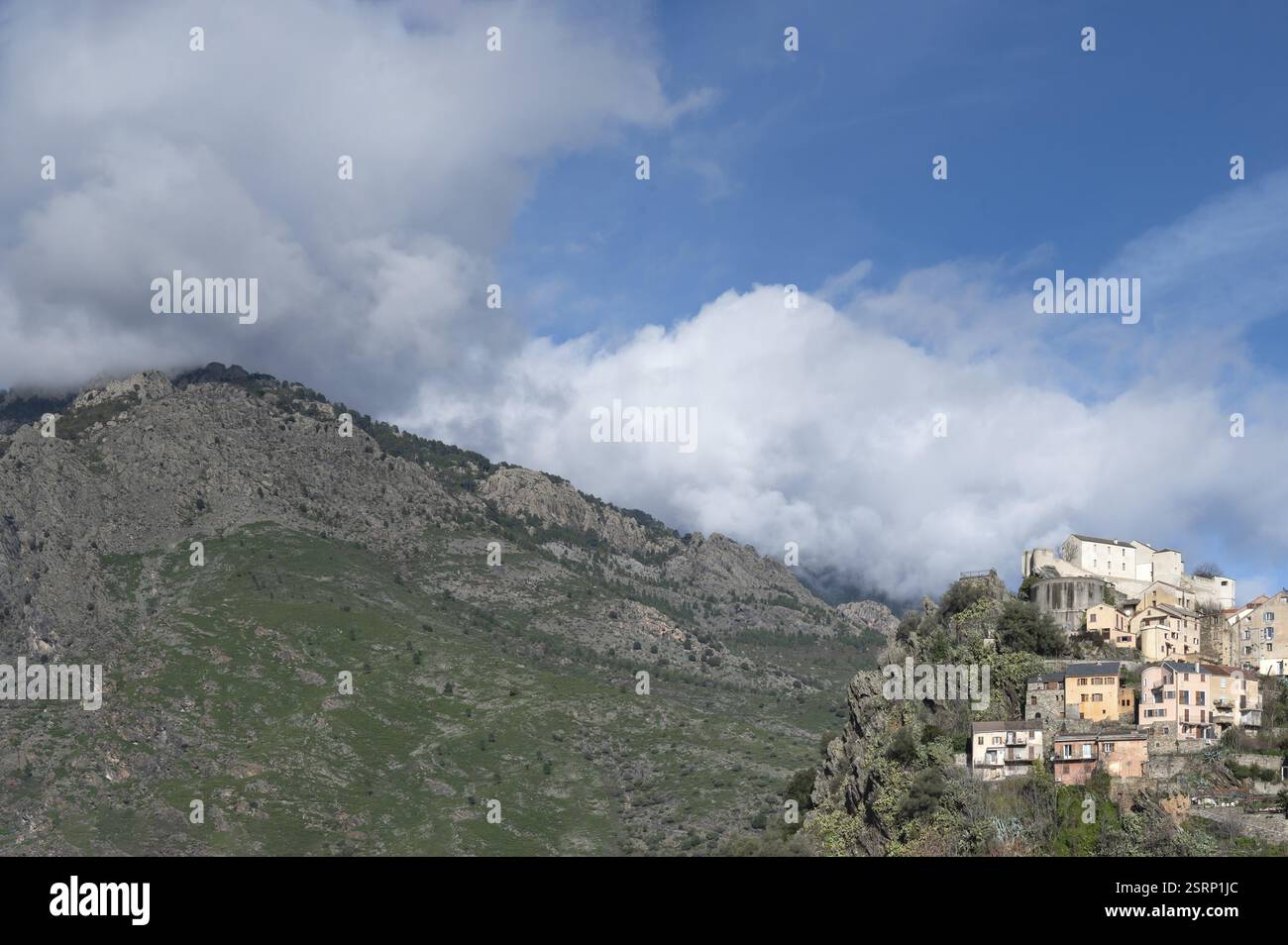 La vista della Ville Haute (città alta) con la cittadella dell'ex capitale corsa Corte, PNR corso, Corsica, Francia, Europa Foto Stock