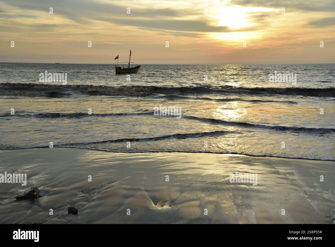 Boat, Surwada Beach, Valsad, Gujarat, India, Asia Foto Stock
