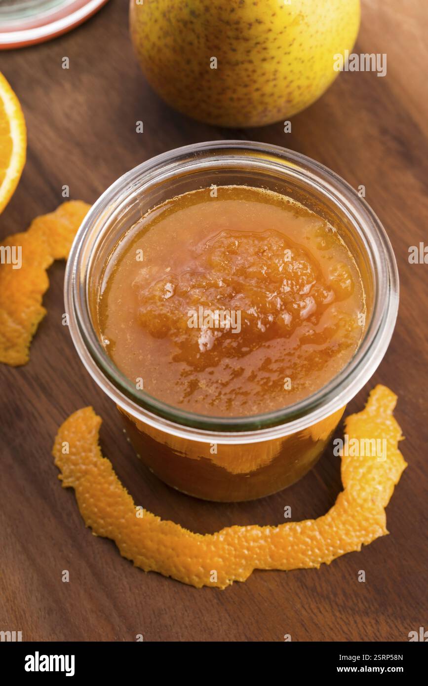 Bicchiere di marmellata di pere con arancia, lodz, polonia Foto Stock